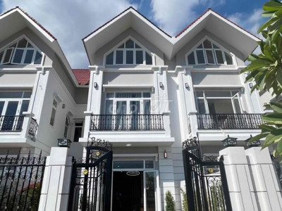 Cho thuê nguyên căn biệt thự Hoa Sứ trung tâm KKT Chu Lai