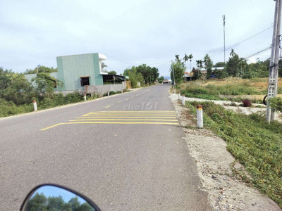 Sập hầm chỉ 1 lô nha cả nhà .Mặt tiền đường nhựa 9m quy hoạch 32m