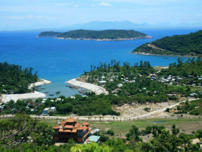 Diện tích 300m2 Trên đất có nhà cấp 4 với 3 phòng ngủ nhỏ .