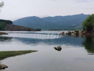 Bán views hồ 1300m2 cln bám hồ bám đường bê tông phù hợp chuyển đổi