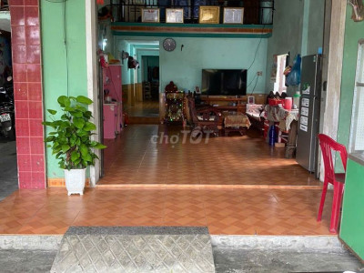 Nhà mặt tiền, nở hậu, nằm trục đường chính.