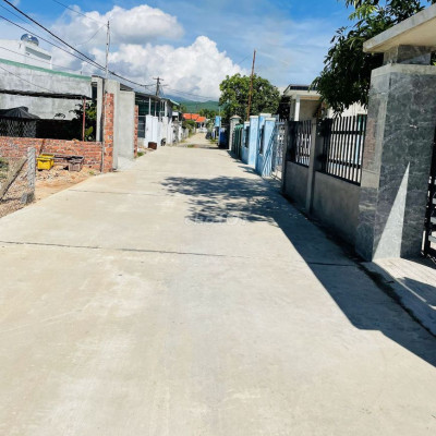 Đất Gần chợ Ái Nghĩa, ngang 8-10m giá 950tr/ lô