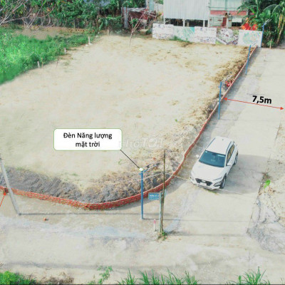 3 Lô gần chợ, gần trường, giá 2tr7/m2( sổ mơi)