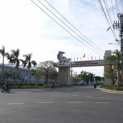 cần bán lô góc quốc lộ 1a đối diện chợ chỉ 1,1 tỷ