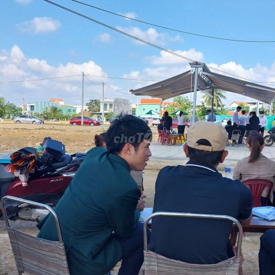 Chính chủ- Đất QL1a -ngã tư chợ giá chỉ 900 triệu