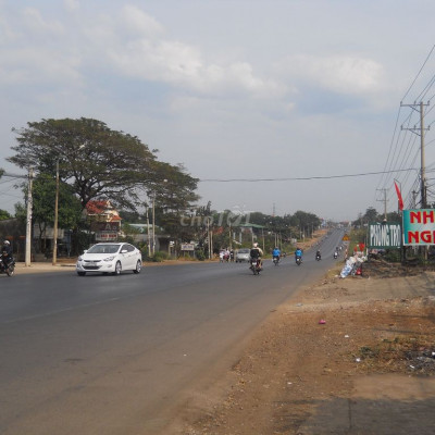 Bán nhanh lô góc ngay QL1A, cạnh chợ, dân cư đông