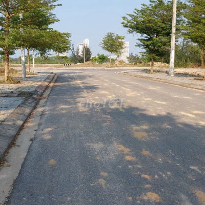 Đất sát sông kế bên khu FPT. 100m2. Sổ đỏ