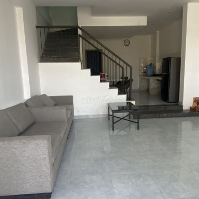 Cho thuê nhà 2 tầng nguyên căn mặt tiền đường 5,5m