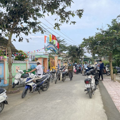 Đất sụp hầm đối diện trường học