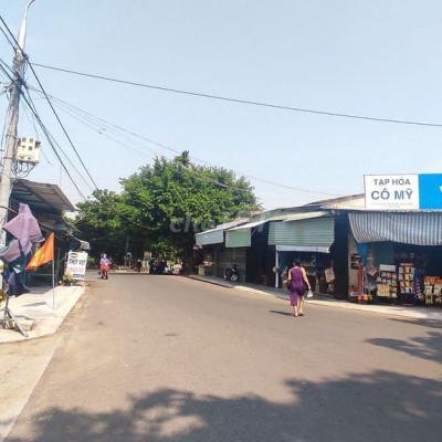 mặt tiền chợ khu dân cư đông đúc gần UBND