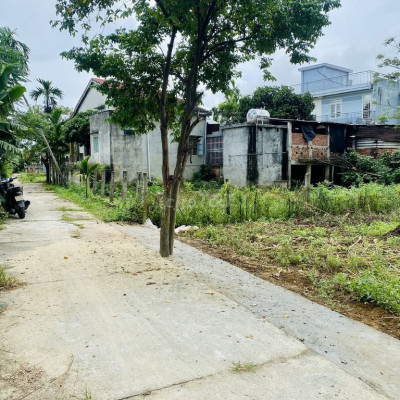 6 lô liền kề, nằm ngay sát khu chợ, sát trục chính