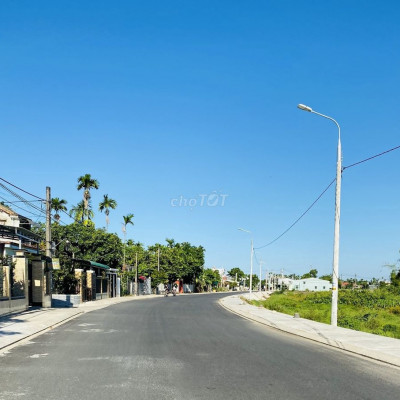 Bán gấp 144m2 đường lớn 10,5m gần chợ chỉ