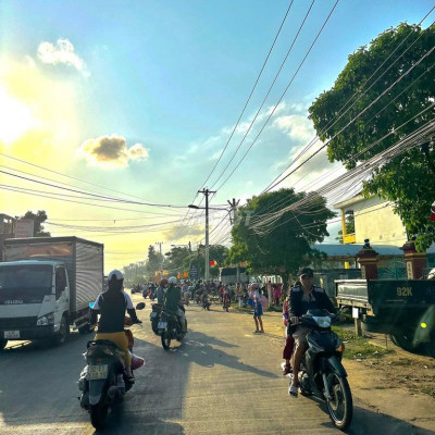 Sập hầm đất vuông vức gần chợ ngay DT 609-sẵn sổ