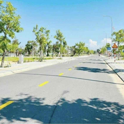 Bán Gấp Lô Đất ĐẸP -Vuông Vức - Đối Diện Công Viên