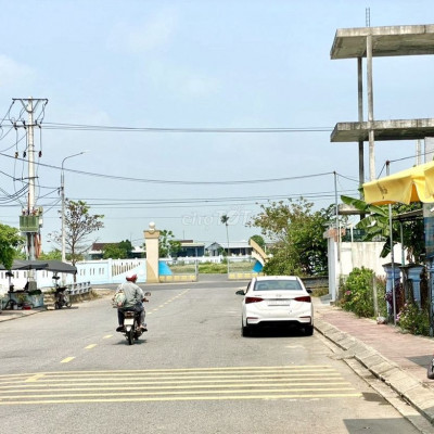 Bán 150M2 View sông sát chợ, cận Lộ dễ kinh doanh