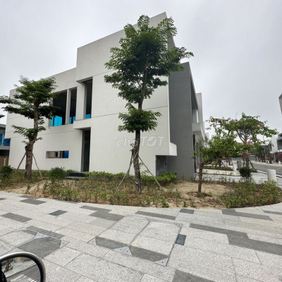 Bán biệt thự sân Golf đảo ngọc 440m2 3Pn có hồ bơi