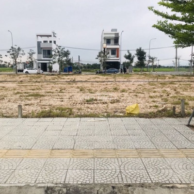 Chủ cần tiền bán lô sạch đẹp cạnh siêu thị Go