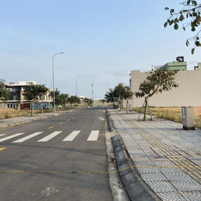 Đẩy gấp lô 136m2 trục 27m đối diện siêu thị Go! lấy tiền xây nhà