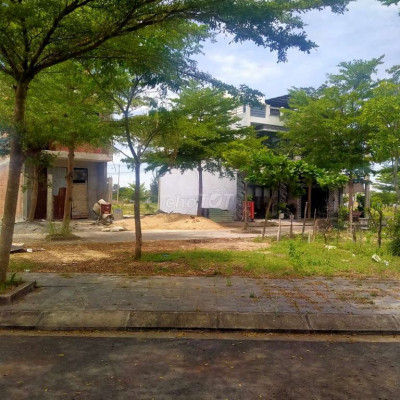 Bán lô 5,5m sát fpt 4.5x16m lề 3m đối diện công viên