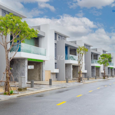 Villa cao cấp 3 tầng có hồ bơi mặt kênh, giáp sông, kề biển, 427m2