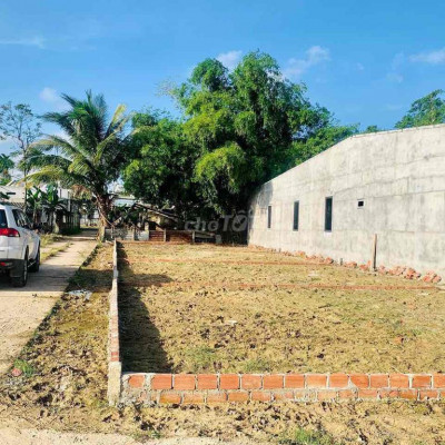 Đất có sổ 74m2 , xung quanh dân ở đông đúc