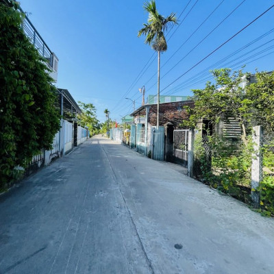 Sốc ! 1 Lô *** Giá sụp hầm, Bán đất tặng nhà cấp 4, Đường y hình.