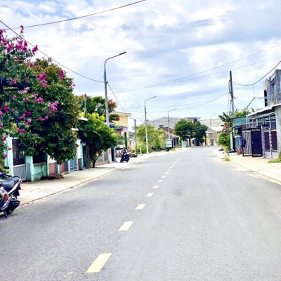 Tôi Bán Gấp 205m2 Giá 779tr/lô Ngay Đường 10.5m-Sát Chợ-Sổ Sẵn Có