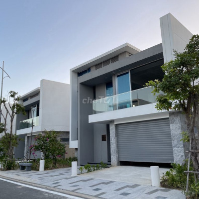 Bán Villa mặt tiền 350m2, giá rẻ, hướng đông, vị trí đắc địa chính chủ