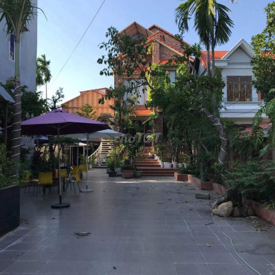 Nhà cần tiền cần bán căn nhà biệt thự sân vườn.