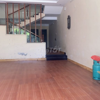 Cho thuê nhà 2 tầng mặt tiền đường 5,5m sau lưng trường Đại học Nội vụ