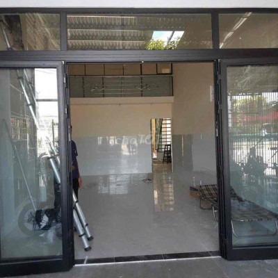 Nhà mặt tiền rộng 100m2, thích hợp kính doanh, đường Nguyễn Hoàng