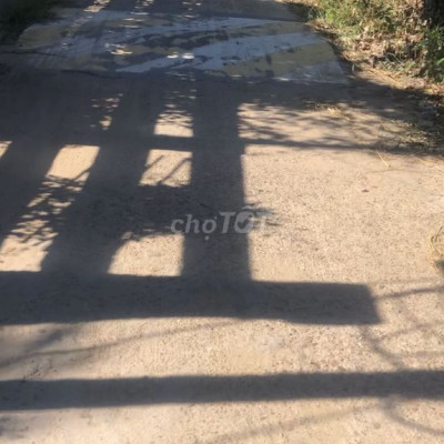 Gia đình cần tiền bán rẻ lô đất bê tông chính điện Ngọc