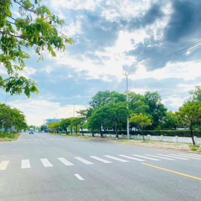 Chính chủ cần tiền bán nhanh lô ngay chợ Điện Ngọc đường 40m dt 147m2