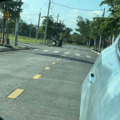 6 lô đường 7.5 đối diện khu công nghiệp điện ngọc giá tổng 3 tỷ 200tr