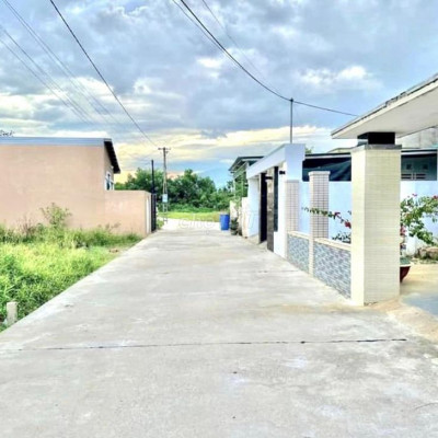 Chính chủ bán đất trục chính 180m2, đường rộng 4m, gần uỷ ban, trường