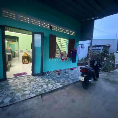 Bán Nhà Cấp 4 gác lửng, 3 phòng ngủ, bếp, sân, phòng khách, Điện Ngọc