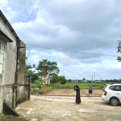 Đất sau lưng trường học, cách ngã 4 Ái Nghĩa 10p S=355m2 giá 150tr