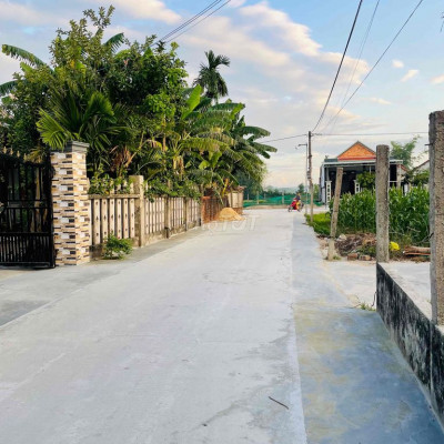 Đất Quế Phú , ngay uỷ ban xã cách quốc lộ 200m