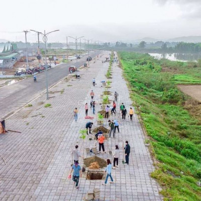 Đường mặt tiền chợ Huyện 32m bờ sông hướng Tây