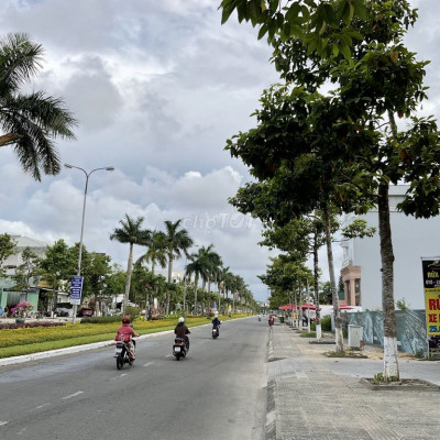 Đất chính chủ vị trí sạch đẹp đường 42m MT Hùng vương Tam kỳ 30tr/m2