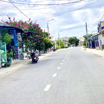 BĐS Nhà Vườn 210m2 ngang 11m.Đường 5m Đất trung Tâm Thị Trấn Sát QL1A