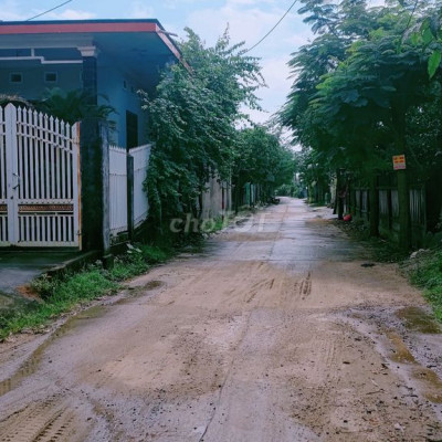 Bán lô đất cạnh đường QL 14B, đất rộng rãi nhà dân 2 bên đường.