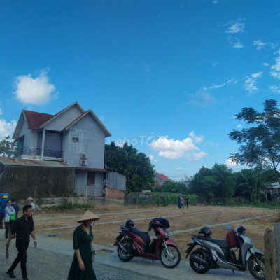 Đáo hạn Bán gấp lô đất sẵn sổ, đường 7m, giá rẻ, cách Cầu Rồng 20km.