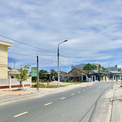 Bán gấp 210m2 đất đô thị - Cách chợ 100m - đường QH 9.5m