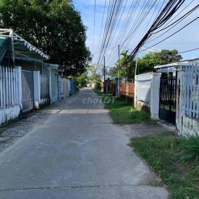 Bán lô Tứ Ngân cách Nguyễn Sinh Sắc vài bước chân.