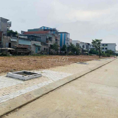 Đất khu đô thị trung tâm thị trấn 150m2 (ngang 7.5m) có sổ