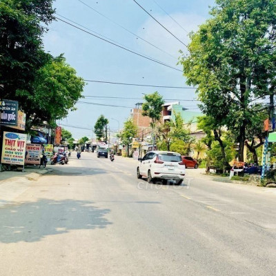 Ngay sát chợ, cách đường nhựa 20m. Trung tâm thị trấn, giá tốt, có HTV