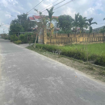 Lô đường Chính Điện Hoà ngay Uỷ Ban Chạy vào