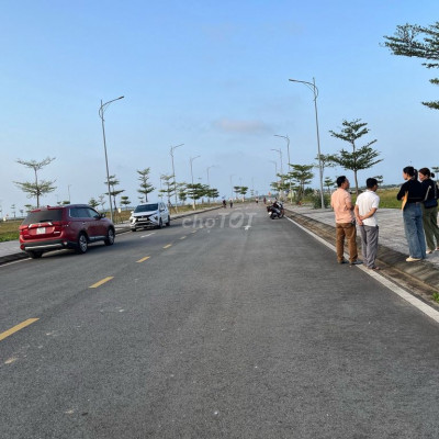 Chính chủ cần bán ngay Lô CL67 tại mặt vịnh. Trục đường 20m5