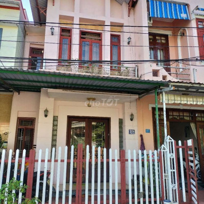 Nhà 2 tầng, đẹp nằm trong khu dân cư có đường rộng, an ninh tốt.